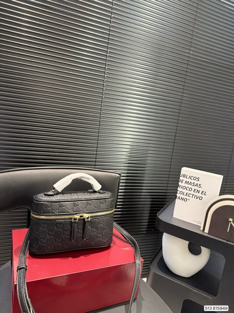 GUCCI Cosmetic Box Bag with Foldable Gift Box (21*12.5cm)