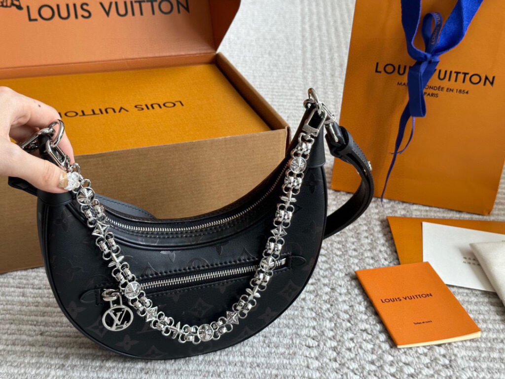 LV Pea/Crescent Bag 24x22x6cm