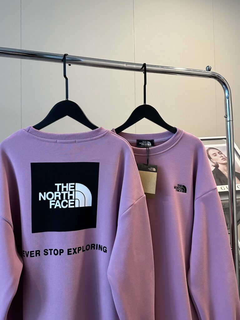 The North Face is limited to embroidered leather pink velvet round neck sweater in the north. Pick～ ~ pink and white ceiling! Good-looking crying