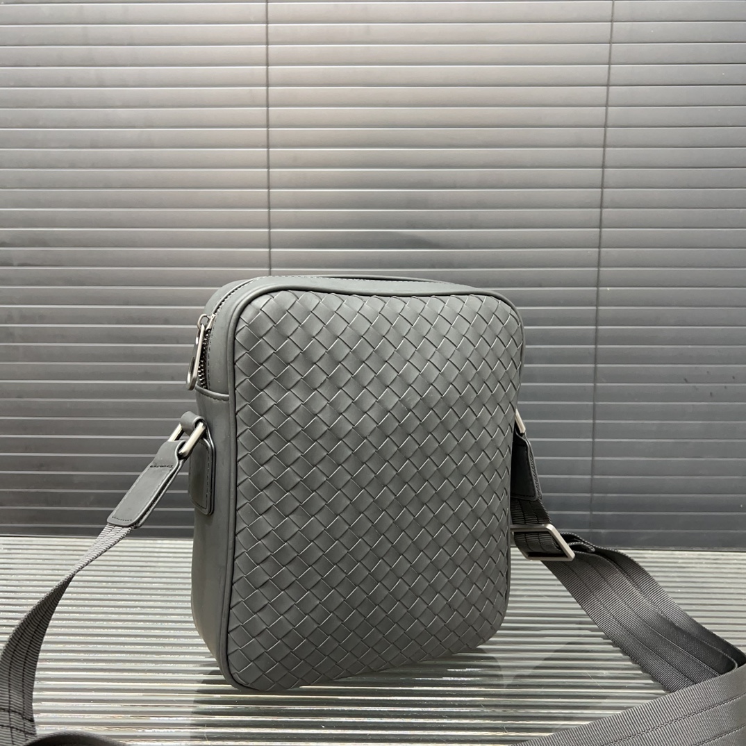 Bottega Veneta Men's Brushed Leather Messenger (23×20cm) - Image 9