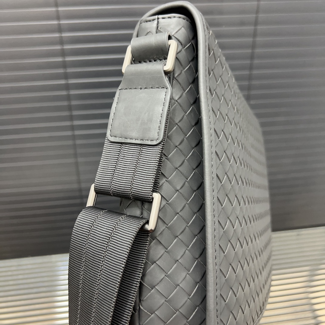 Bottega Veneta Men's Matte Woven Messenger (25×32cm) - Image 7