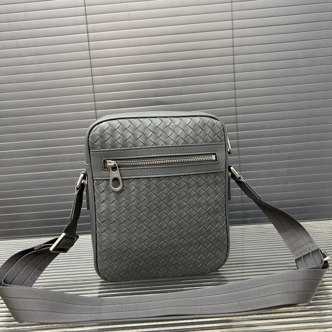 Bottega Veneta Men's Brushed Leather Messenger (23×20cm) - Image 2