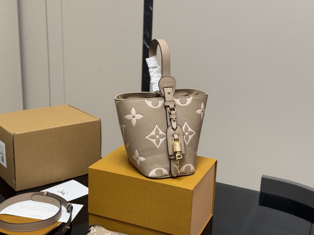 Louis Vuitton Vintage Bag (18×17cm)