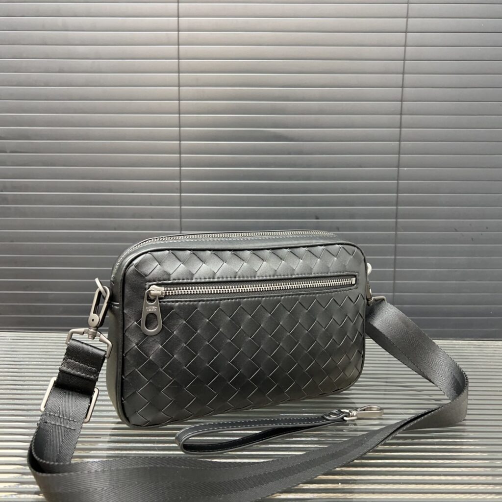 Bottega Veneta Men's Woven Camera Bag (24×16cm)
