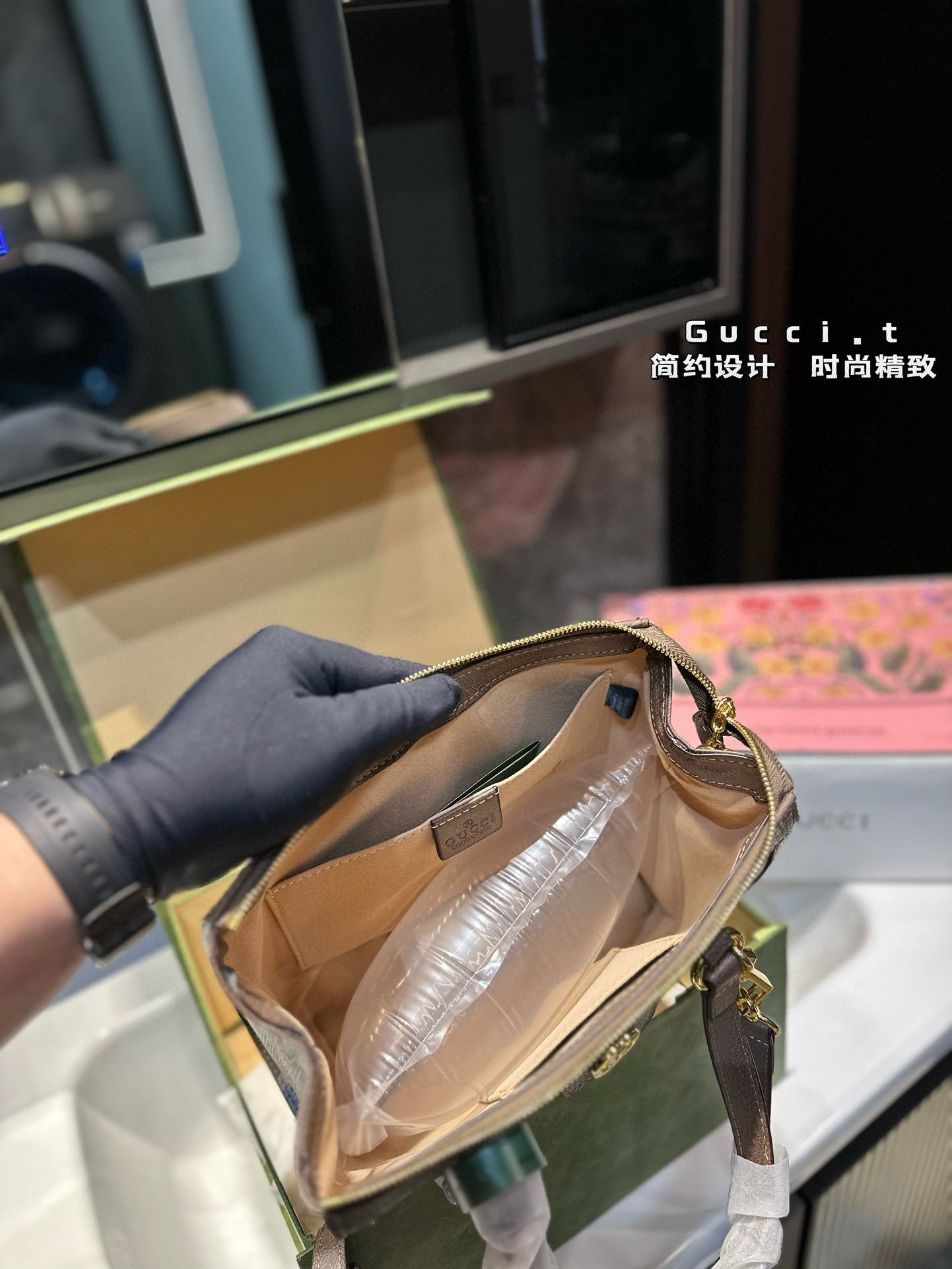 GUCCI Exquisite Travel Bag with Gift Box (25*10*20cm) - Image 7