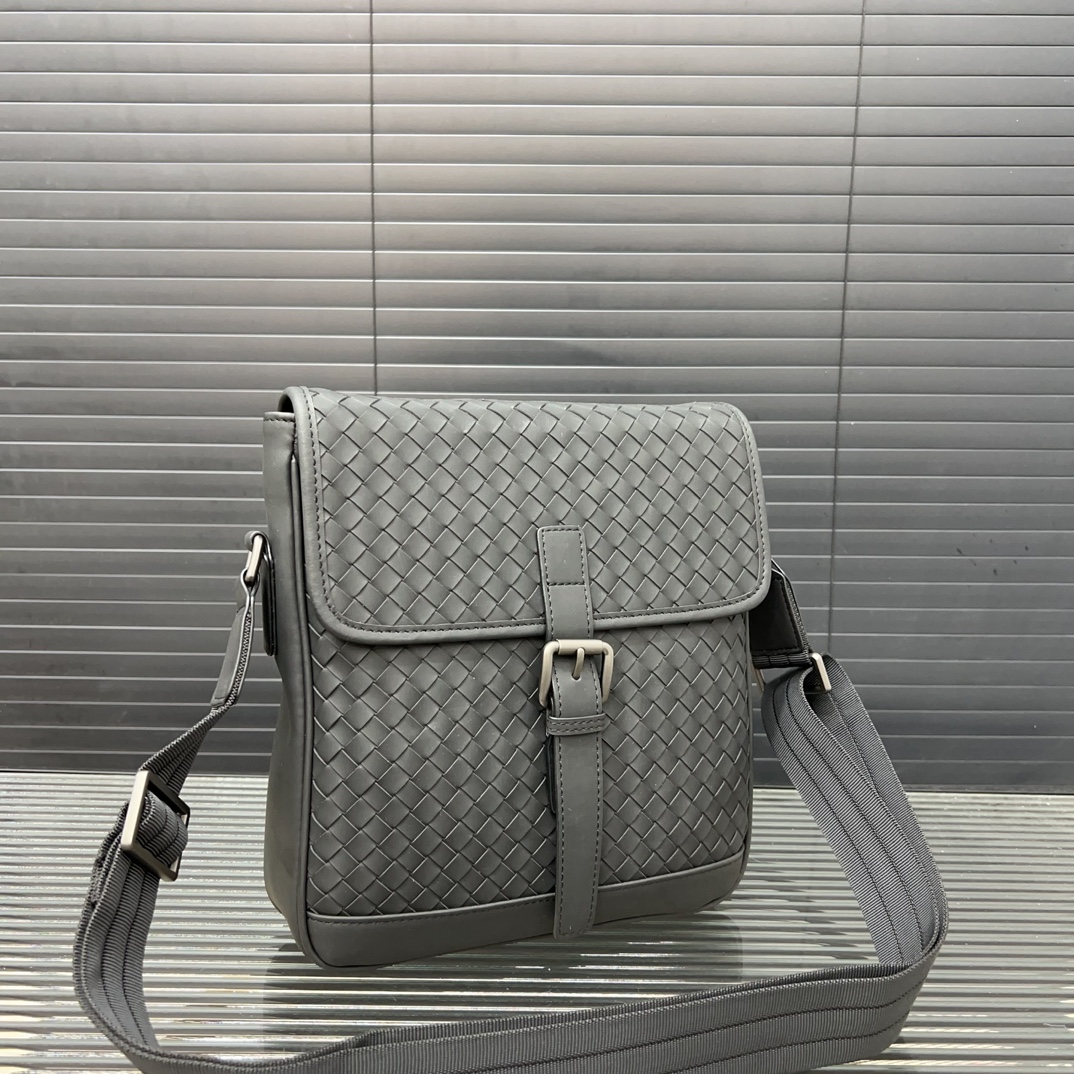 Bottega Veneta Men's Matte Flap Messenger (25×24cm)