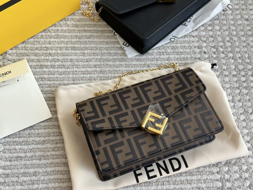 Fendi New Wallet on Chain (21×14cm)