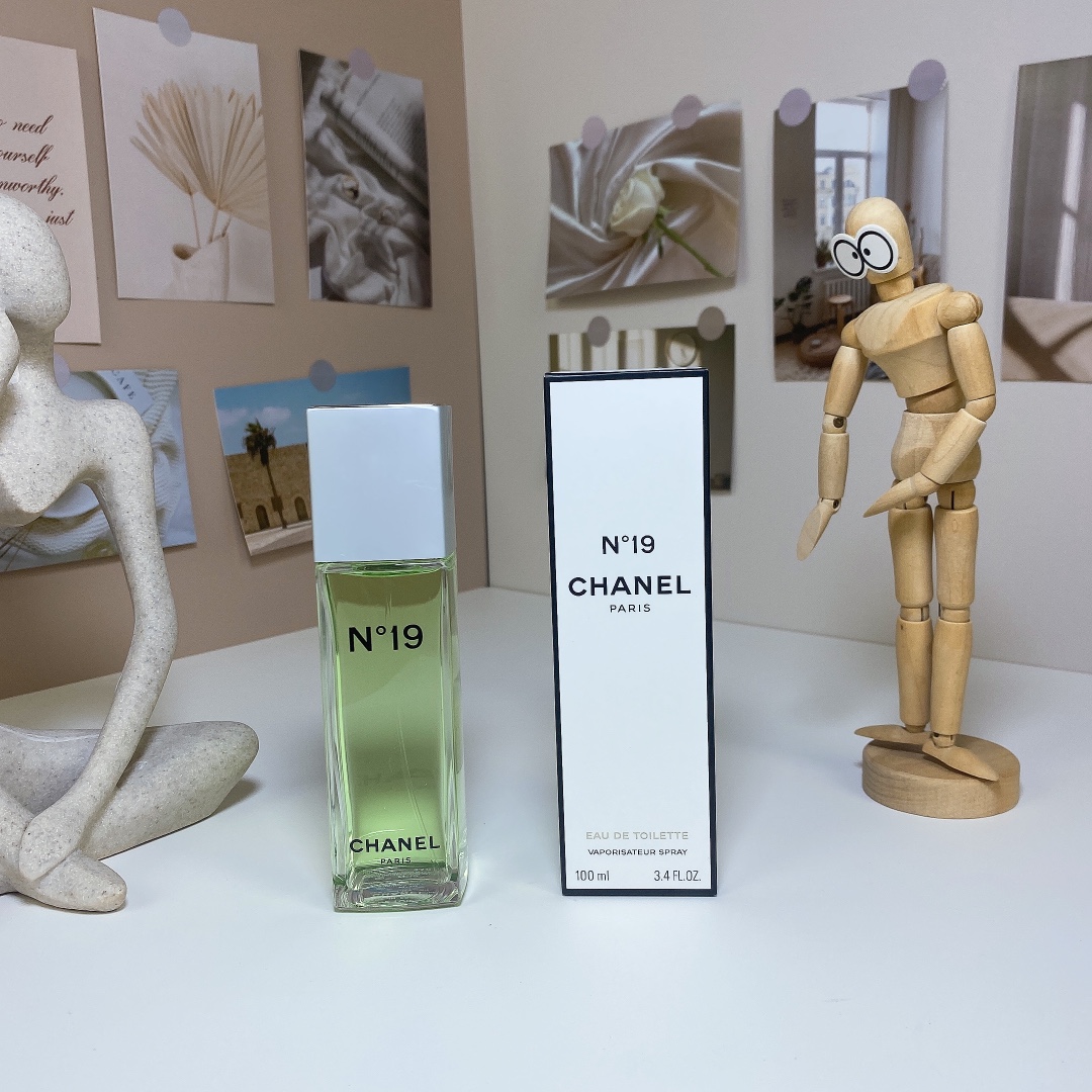Chanel N°19 Eau de Toilette (1970) – The Rebellious Classic