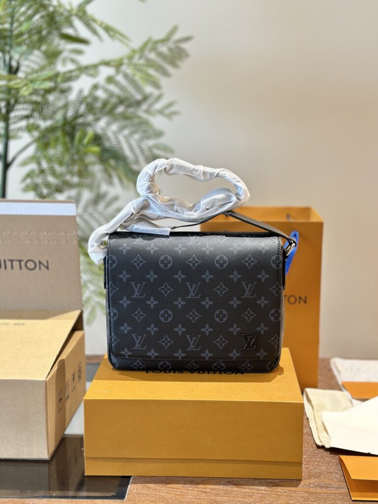 LV District PM Messenger Bag 26x23x7cm