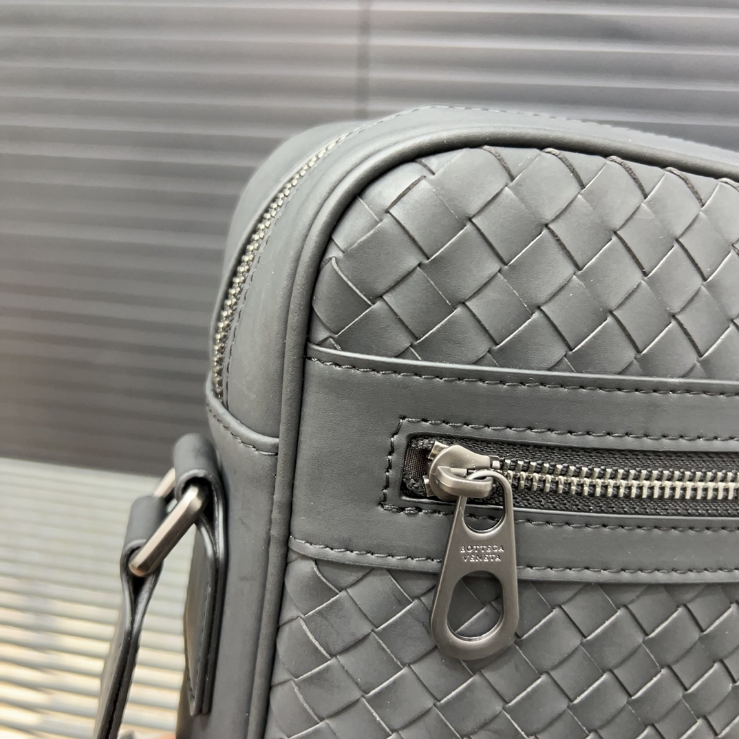 Bottega Veneta Men's Brushed Leather Messenger (23×20cm) - Image 7