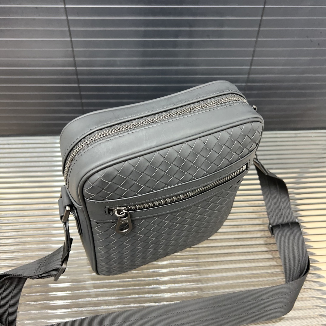 Bottega Veneta Men's Brushed Leather Messenger (23×20cm) - Image 3