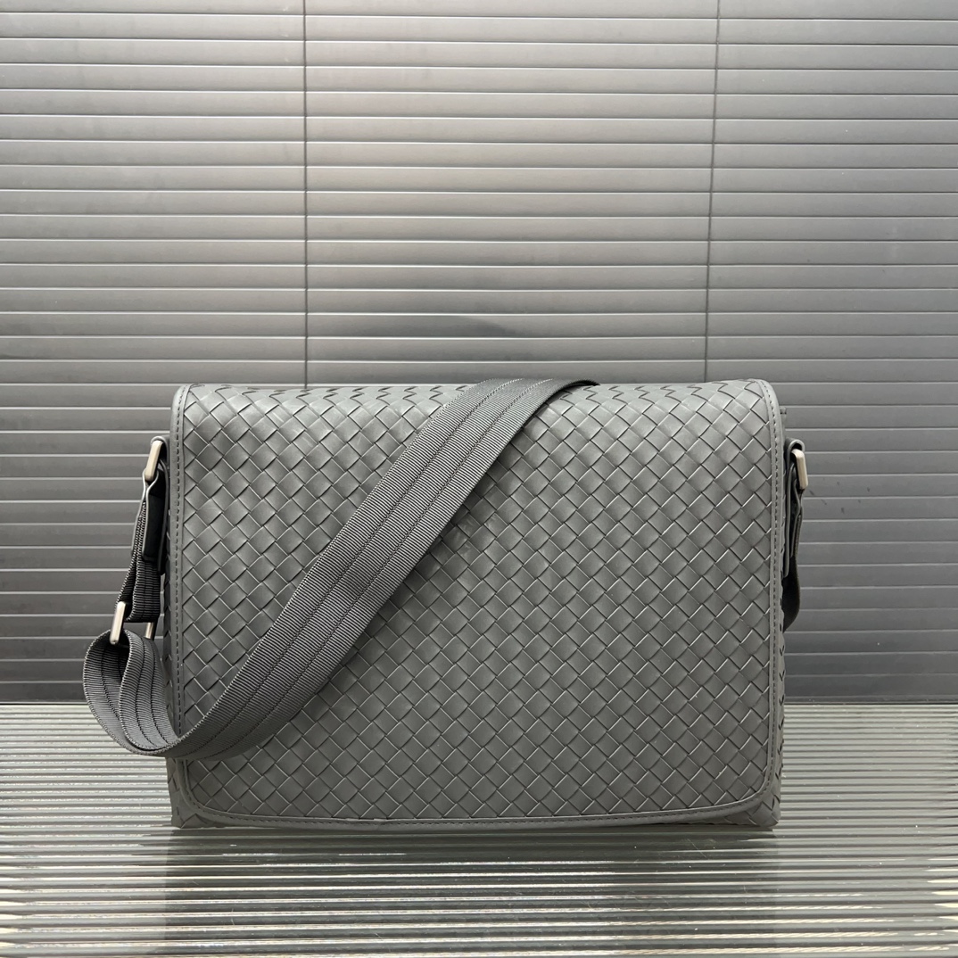 Bottega Veneta Men's Matte Woven Messenger (25×32cm) - Image 2