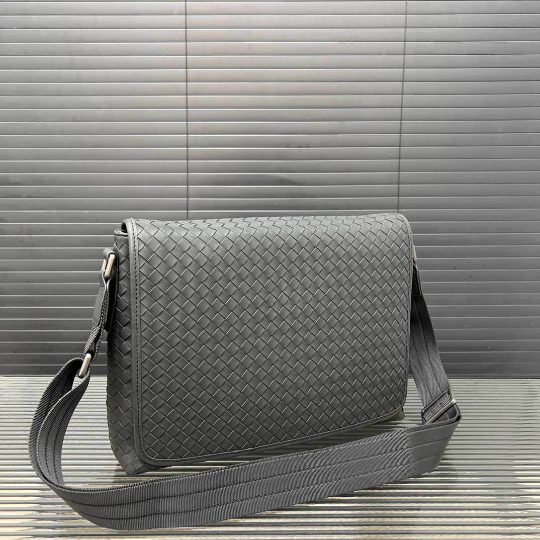 Bottega Veneta Men's Matte Woven Messenger (25×32cm) - Image 4