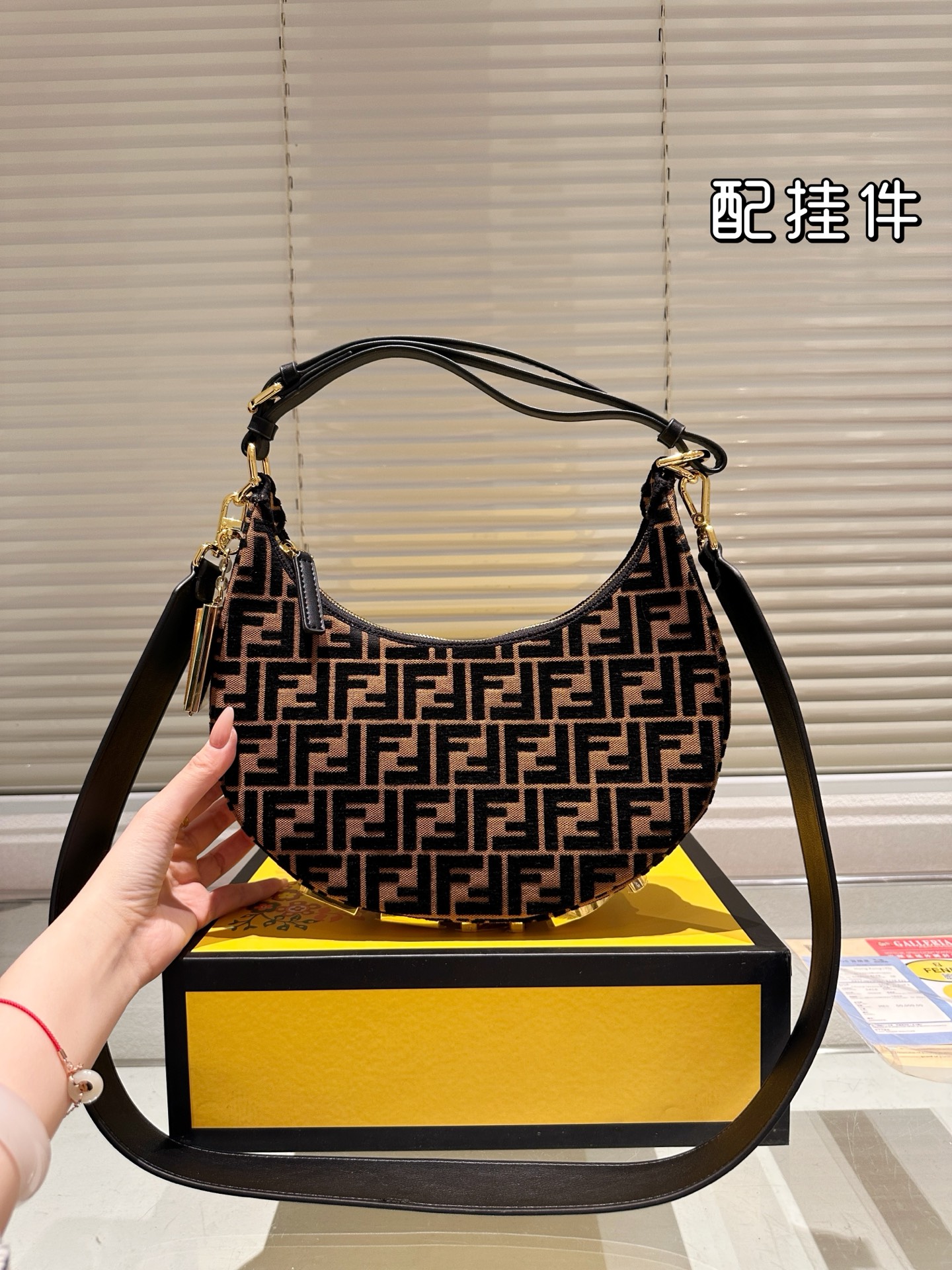 Fendi New Underarm Bag (28×15cm) - Image 11