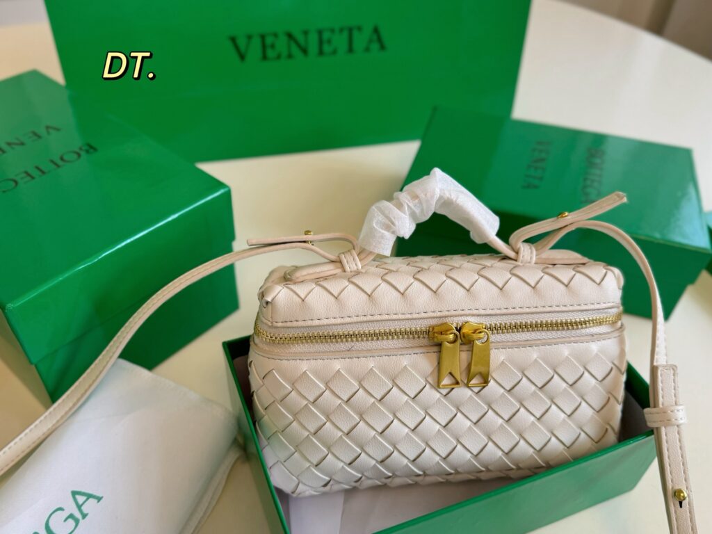 Bottega Veneta Intrecciato Woven Handbag (20×13cm)