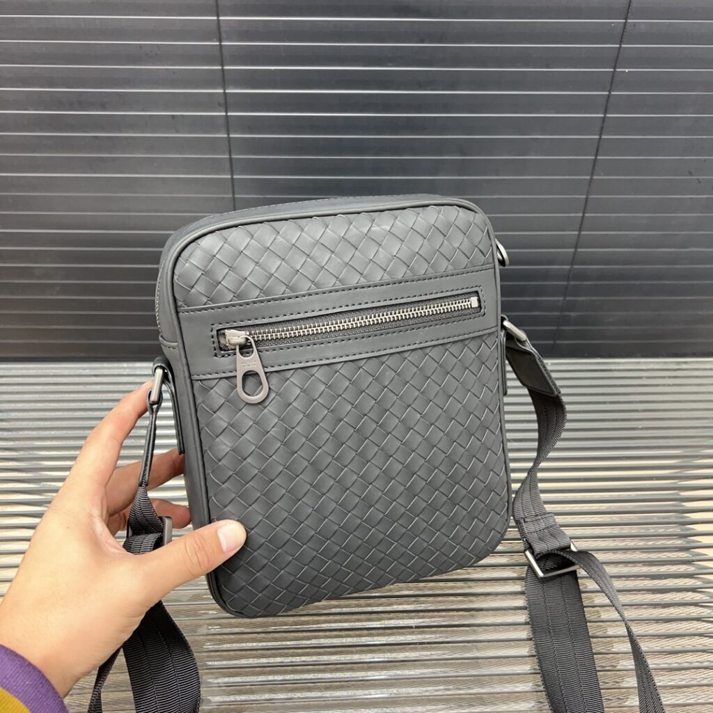 Bottega Veneta Men's Brushed Leather Messenger (23×20cm)