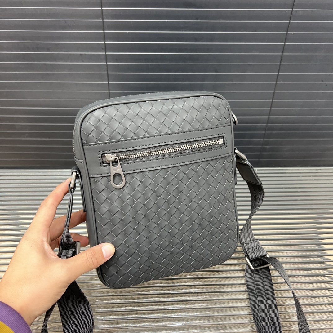 Bottega Veneta Men's Brushed Leather Messenger (23×20cm)