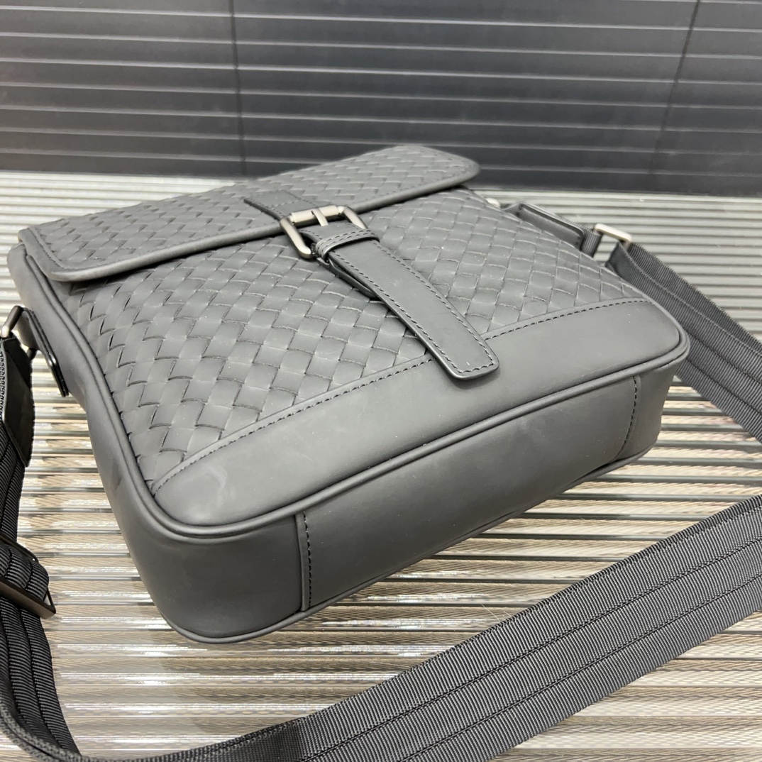 Bottega Veneta Men's Matte Flap Messenger (25×24cm) - Image 4