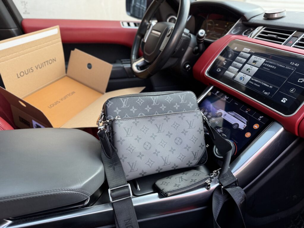 Louis Vuitton NFC Chip Messenger Bag 25x18.5x7cm 3-in-1 Crossbody with Airplane Box