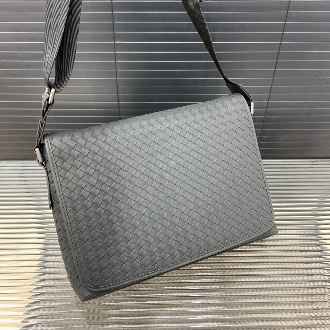 Bottega Veneta Men's Matte Woven Messenger (25×32cm) - Image 3