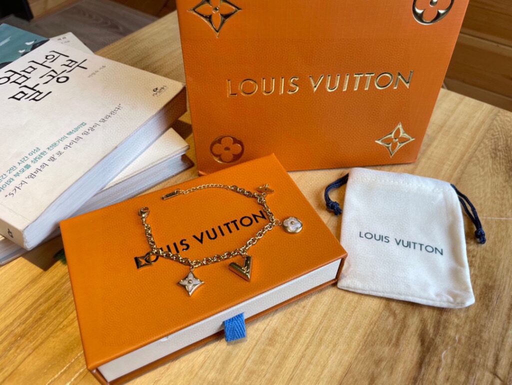 【Louis Vuitton】White Mother-of-Pearl Bracelet丨Natural MOP Petals丨18K Gold Plated丨Minimalist Luxury丨Full Set