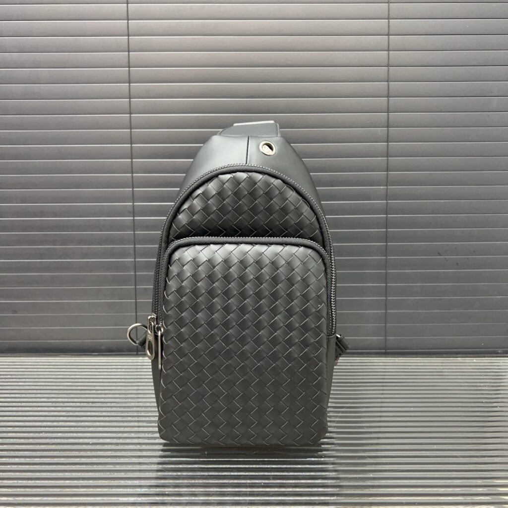 Bottega Veneta Men's Woven Chest Bag (30×16cm)