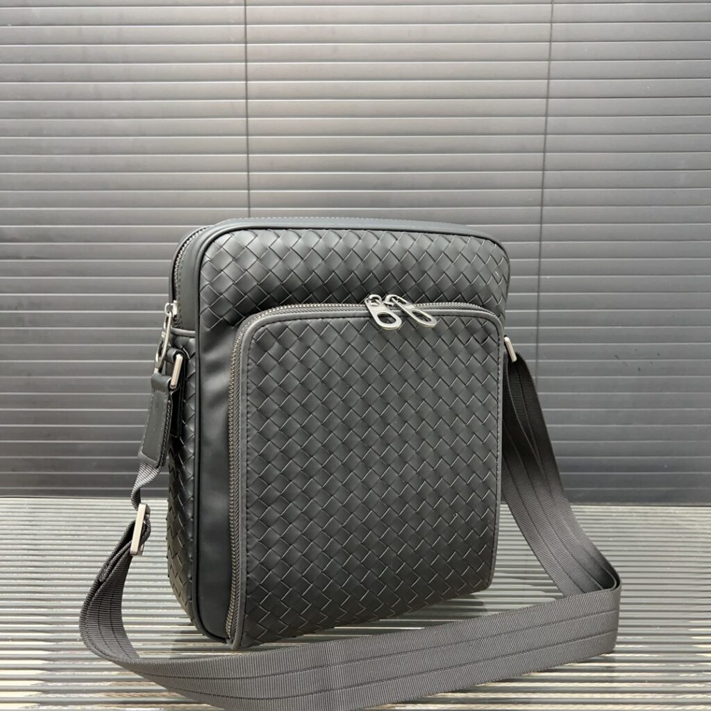 Bottega Veneta Men's Woven Messenger (23×26cm)