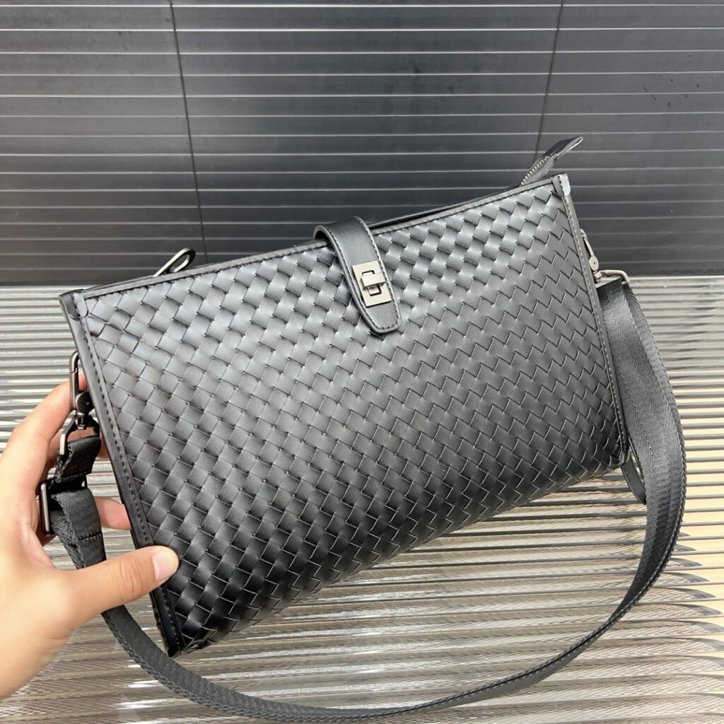 Bottega Veneta Men's Woven Messenger (21×33cm)