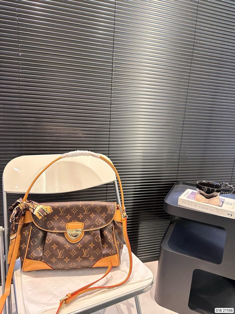 LV Pre-Owned Underarm Bag 31x23cm