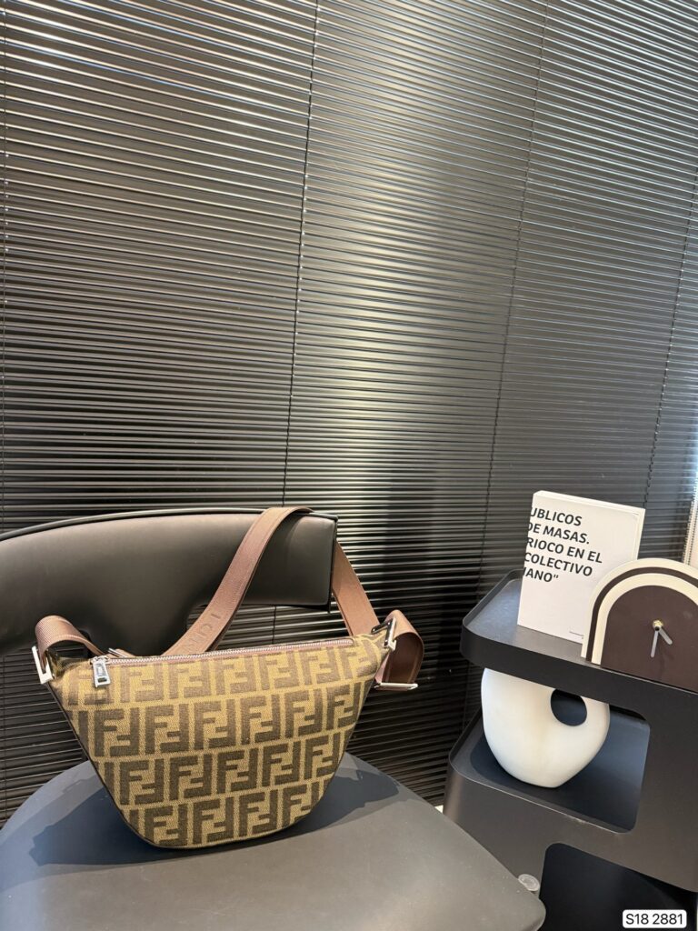 Fendi Crescent Bag (32×18cm)