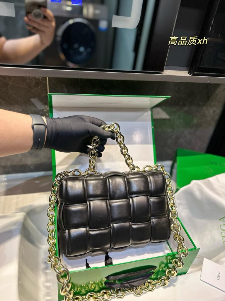 Bottega Veneta Cassette Chain Bag (26×16cm)