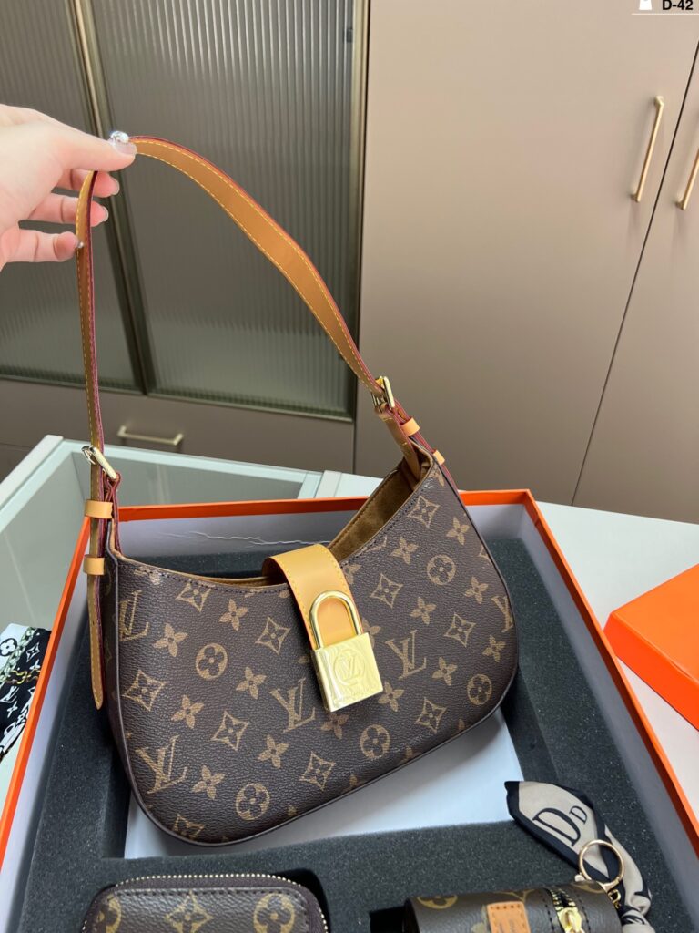 Louis Vuitton LV Lock Underarm Bag Set with Coin Purse & Card Holder 26x13cm