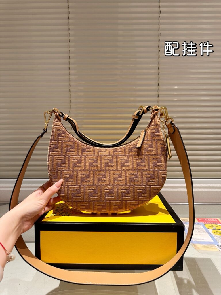 Fendi New Underarm Bag (28×15cm)