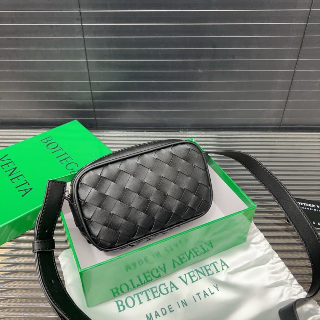 Bottega Veneta Men's Woven Multi-Bag (20×12cm)