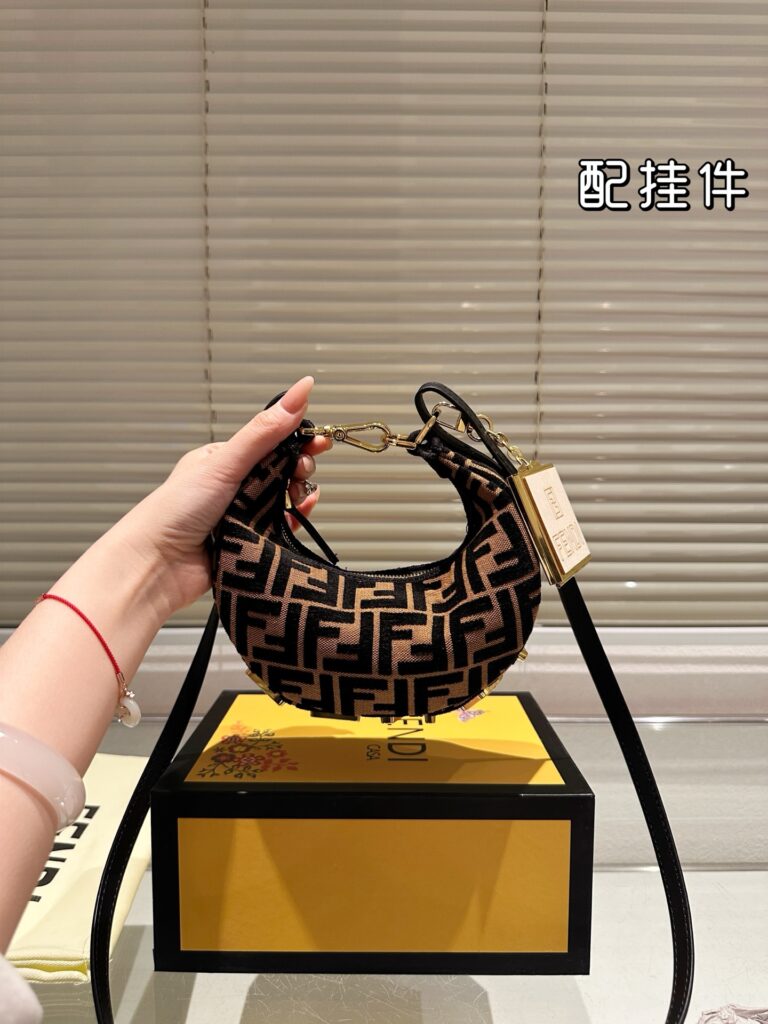 Fendi New Underarm Bag (16cm)