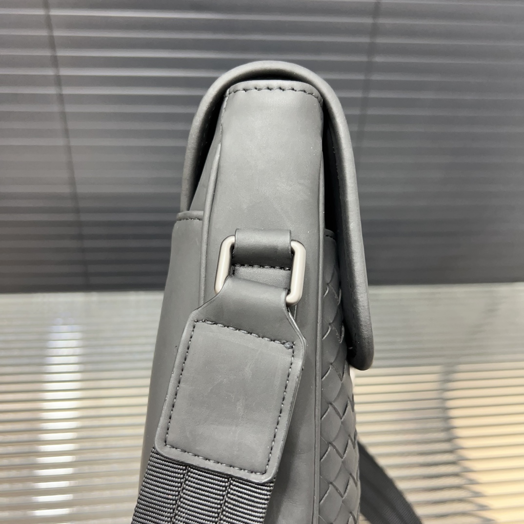 Bottega Veneta Men's Matte Flap Messenger (25×24cm) - Image 6
