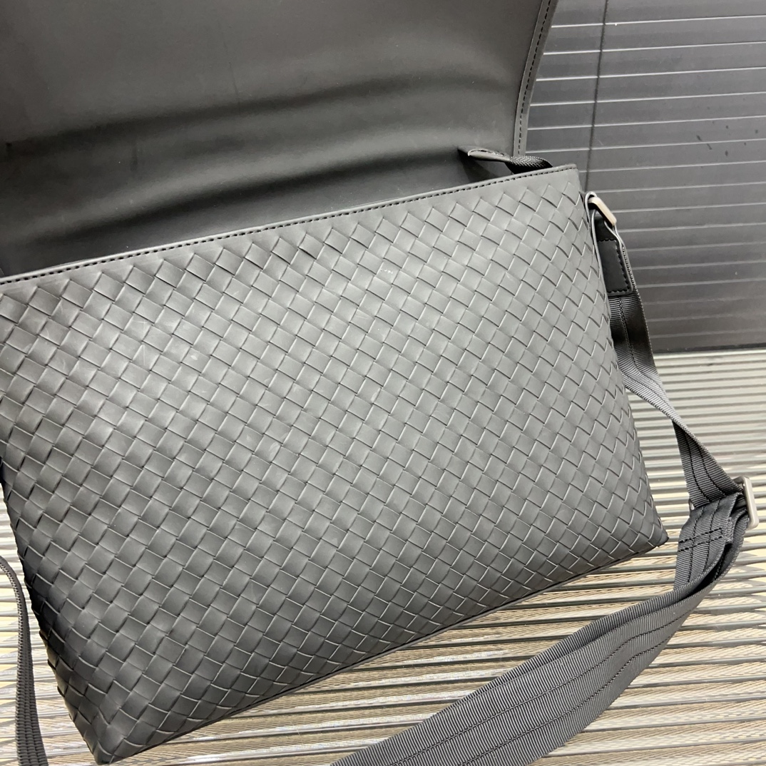 Bottega Veneta Men's Matte Woven Messenger (25×32cm) - Image 6
