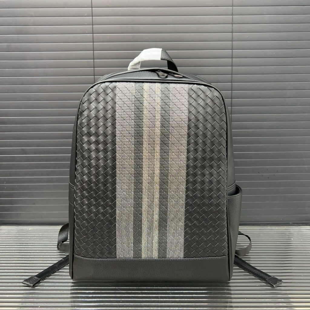 Bottega Veneta Men's Intrecciato Backpack (30×40cm)