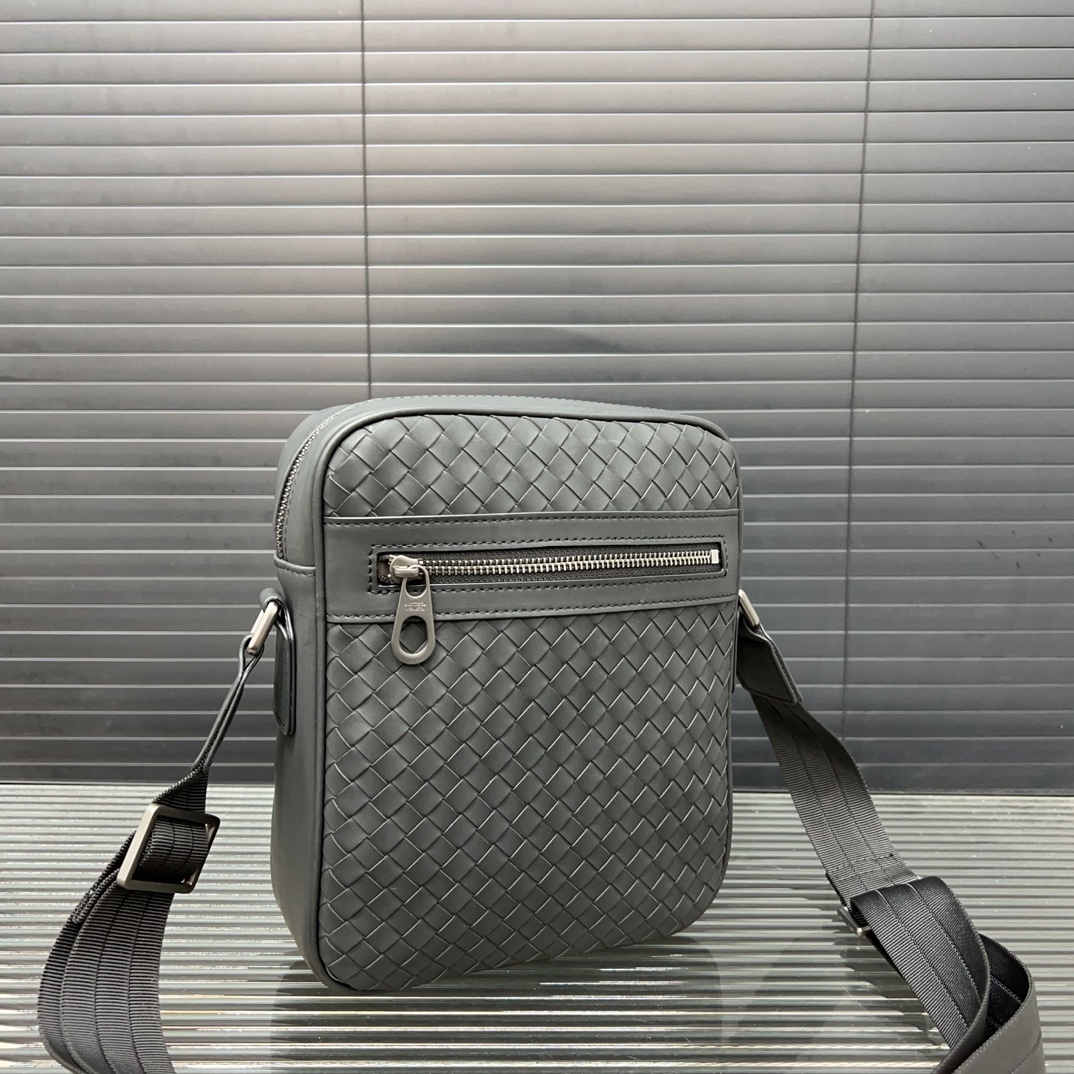 Bottega Veneta Men's Brushed Leather Messenger (23×20cm) - Image 4