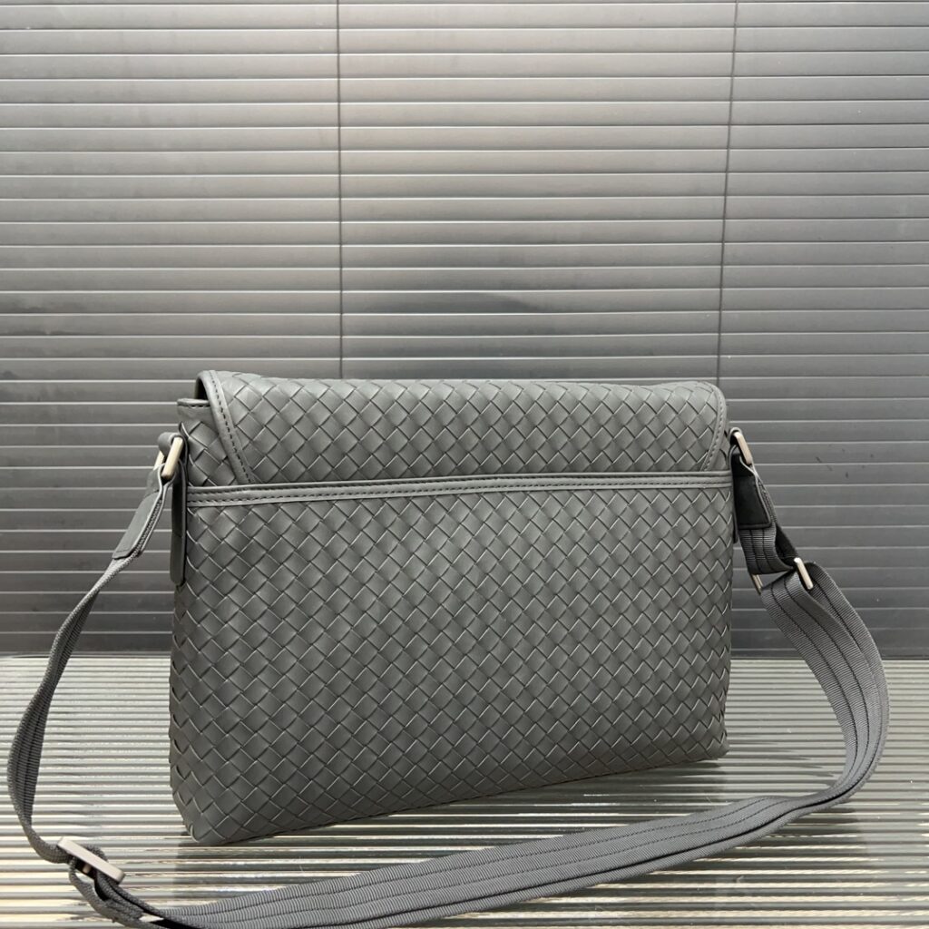 Bottega Veneta Men's Matte Woven Messenger (25×32cm)