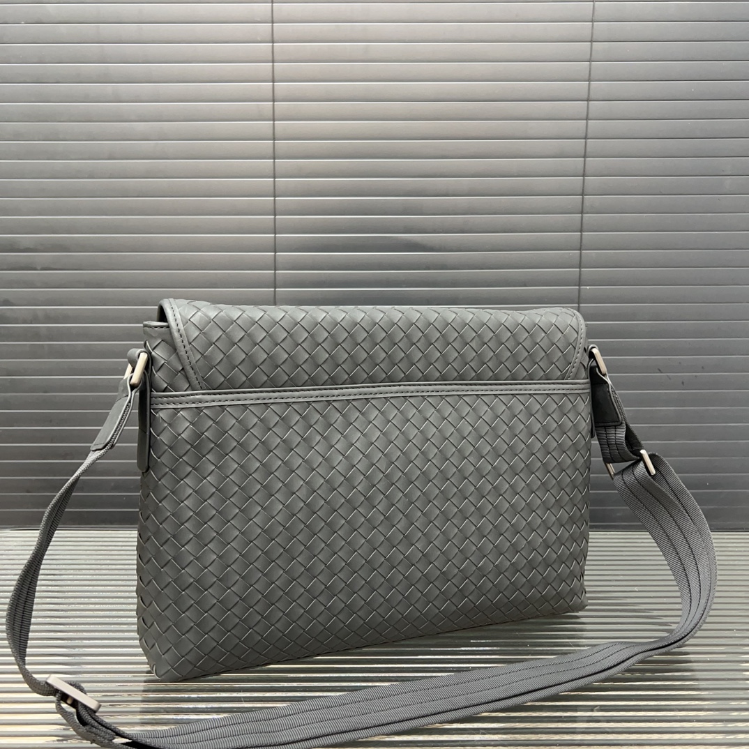 Bottega Veneta Men's Matte Woven Messenger (25×32cm)