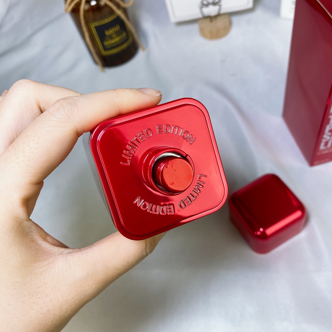 Carolina Herrera 212 VIP RED BLACK Limited Edition Eau de Parfum | Woody Spice - Image 5