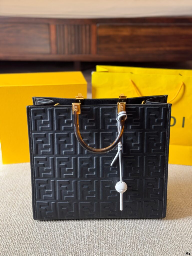Fendi Peekaboo Shopper Tote with Charm (Large 35×30cm)