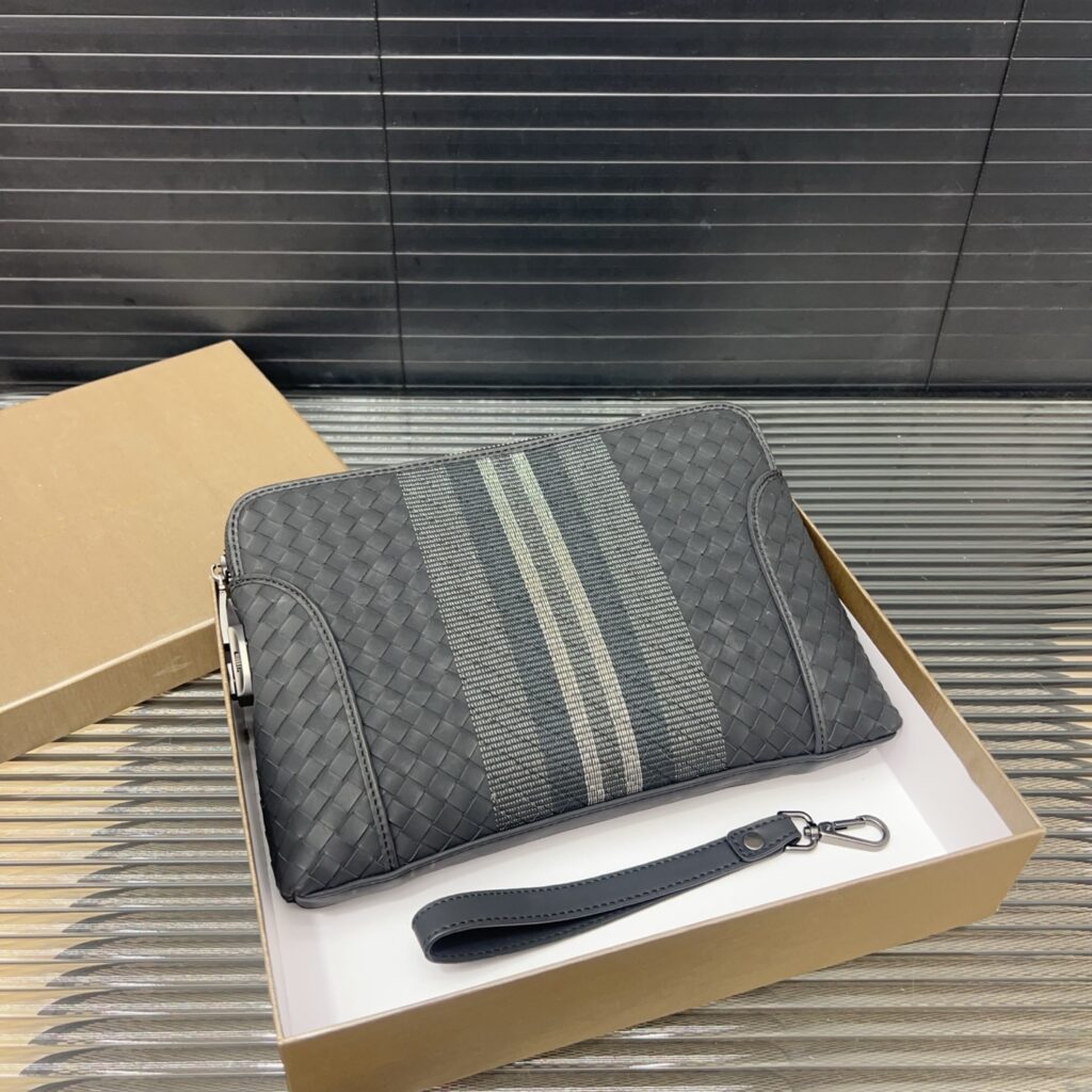 Bottega Veneta Men's Woven Clutch (28×18cm)