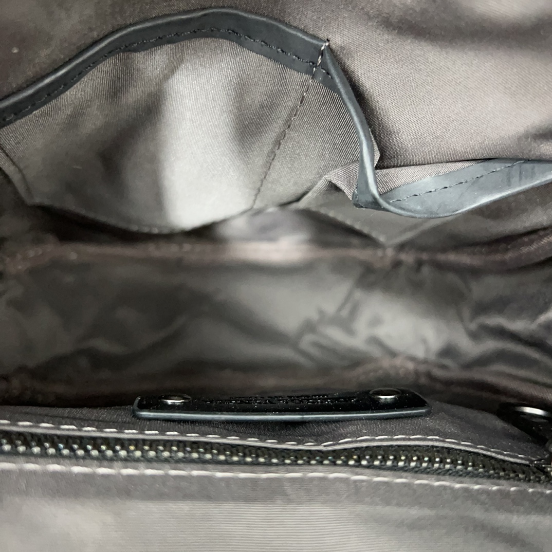 Bottega Veneta Men's Matte Flap Messenger (25×24cm) - Image 9