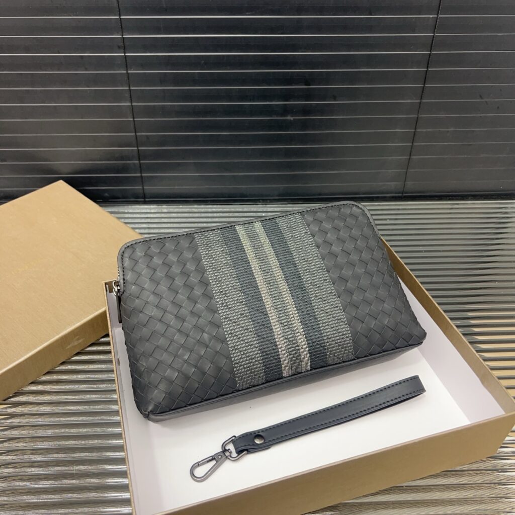 Bottega Veneta Men's Woven Clutch (23×15cm)