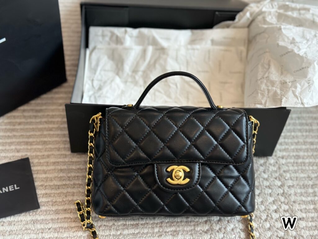 Chanel Classic WOC Wallet on Chain | 20×13cm Cowhide Leather |