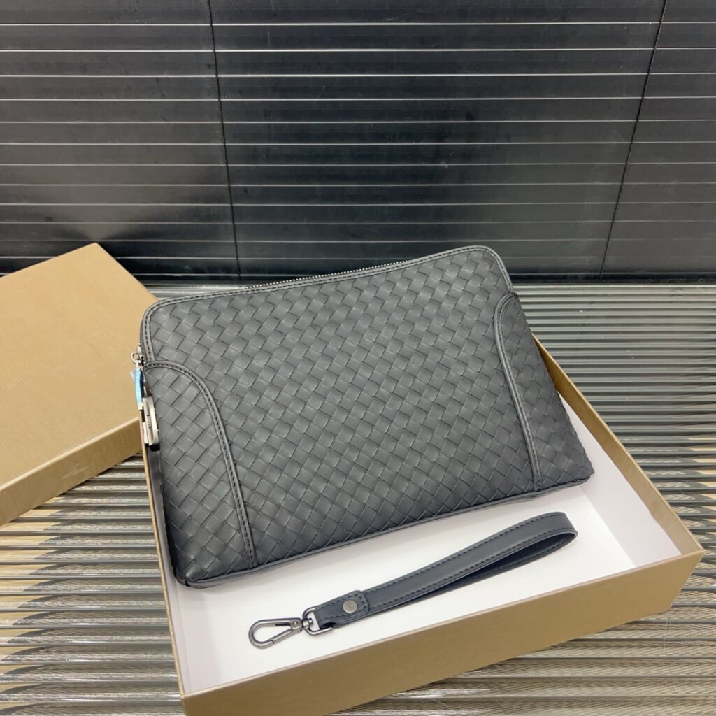 Bottega Veneta Men's Locking Wallet Clutch (28×18cm)