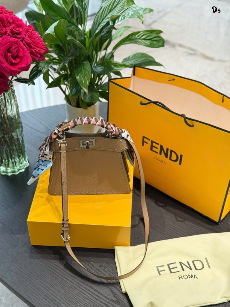 Fendi Peekaboo ISeeU Petite (20cm)