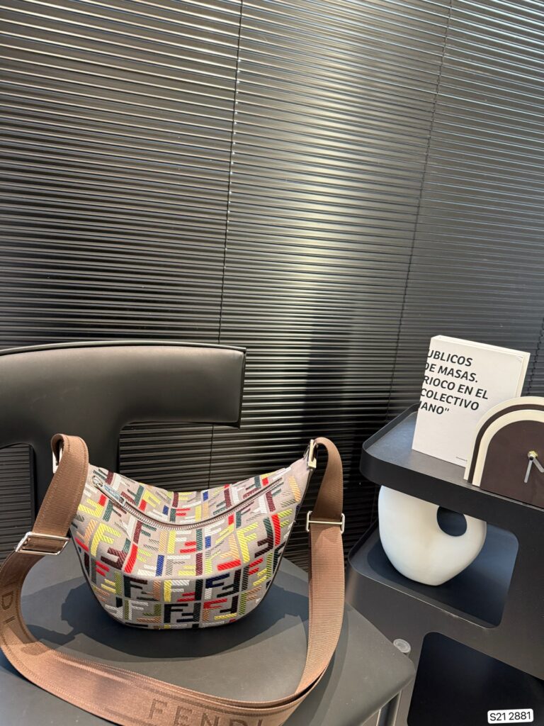 Fendi Crescent Bag (32×18cm)